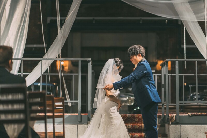 挙式スナップで残したい「ベールアップ」