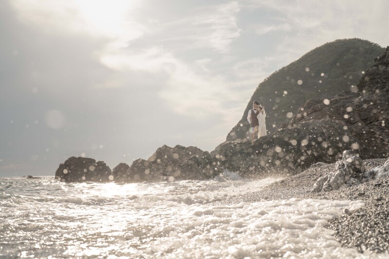 高原の次は海岸の岩場での撮影