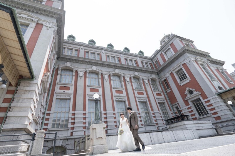 ドレスを着替えて外での撮影です♪