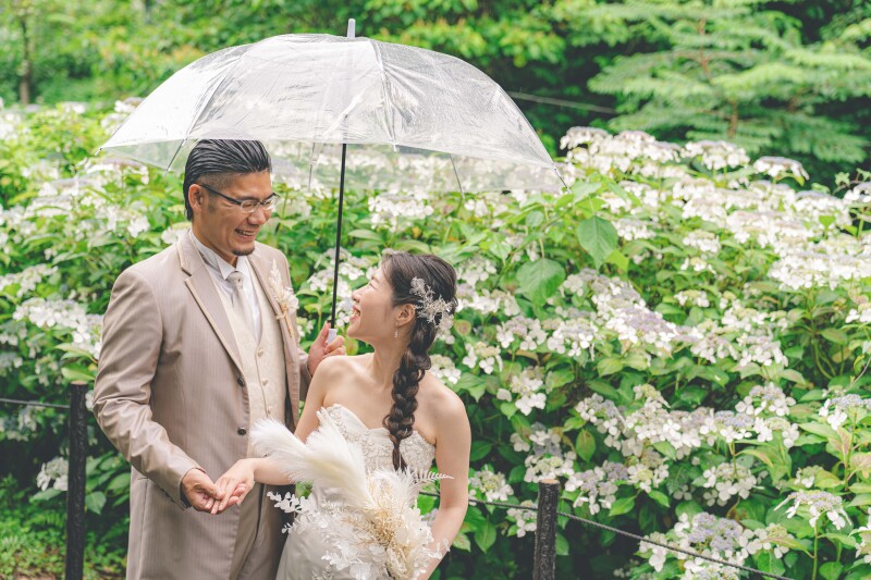 傘をさす場面も