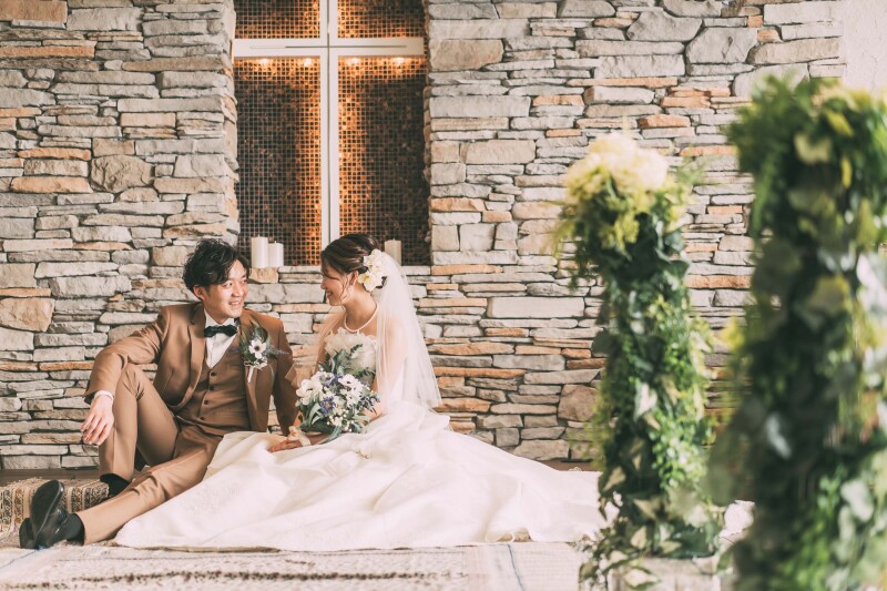 石造りのチャペルで幻想的に