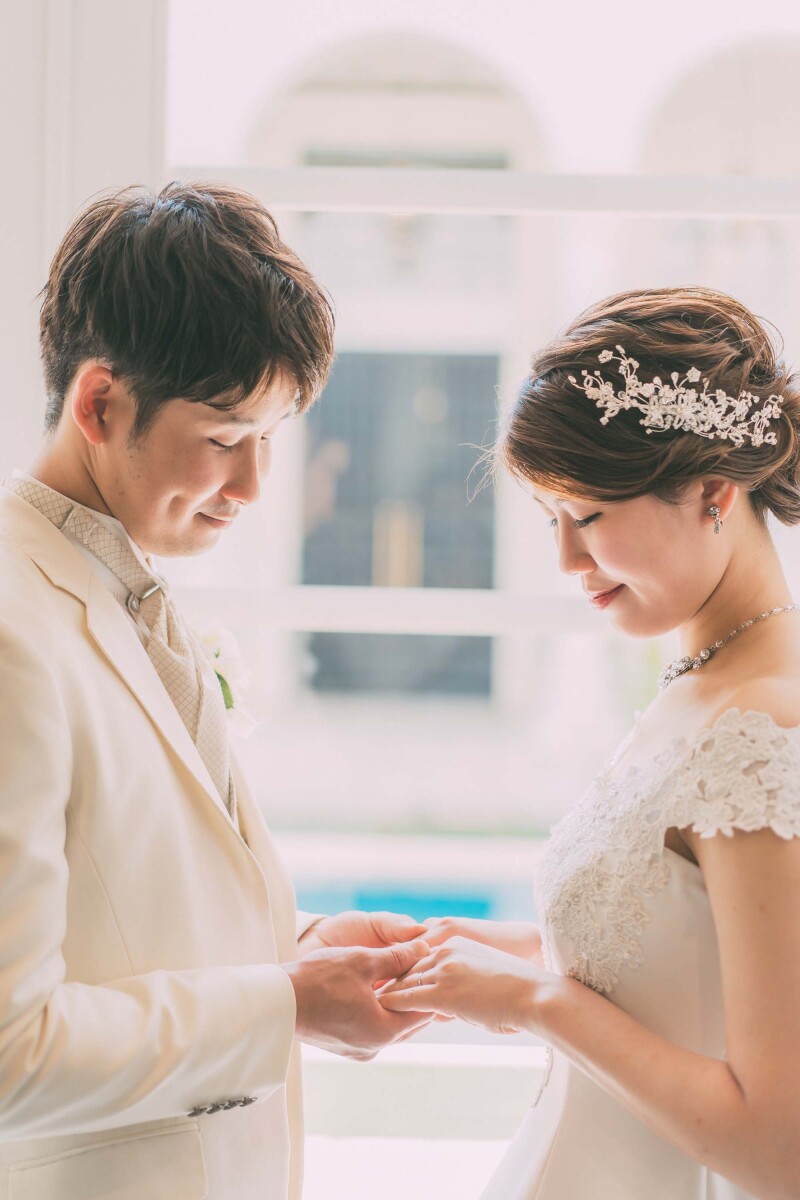 手を取り合って