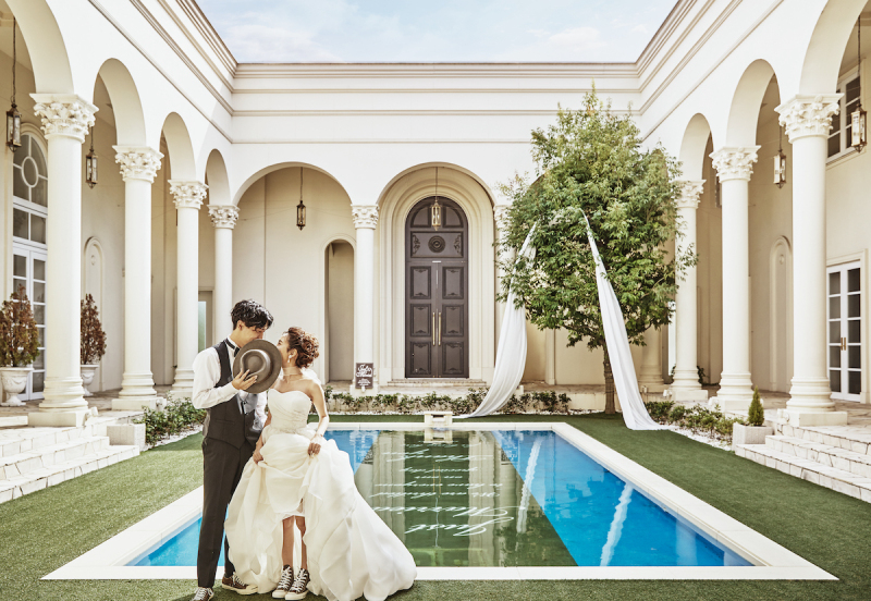 プール付きの式場で南国風ショット