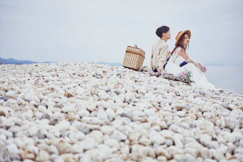 白い砂浜に座って