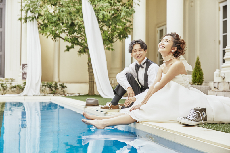 プールに足をちゃぷちゃぷ…♪