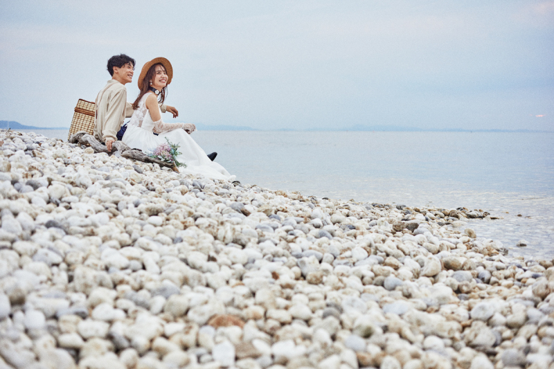 白い大理石の玉石と海のコントラストを表現