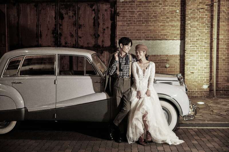 海外風のレトロな車と一緒に