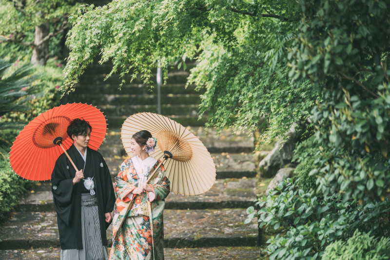 ロケーションフォトでは、おふたりのさりげない表情を追いかけていきます。お互いを思いやる気持ちを引き出していき、ナチュラルなしぐさもカメラにおさめます。