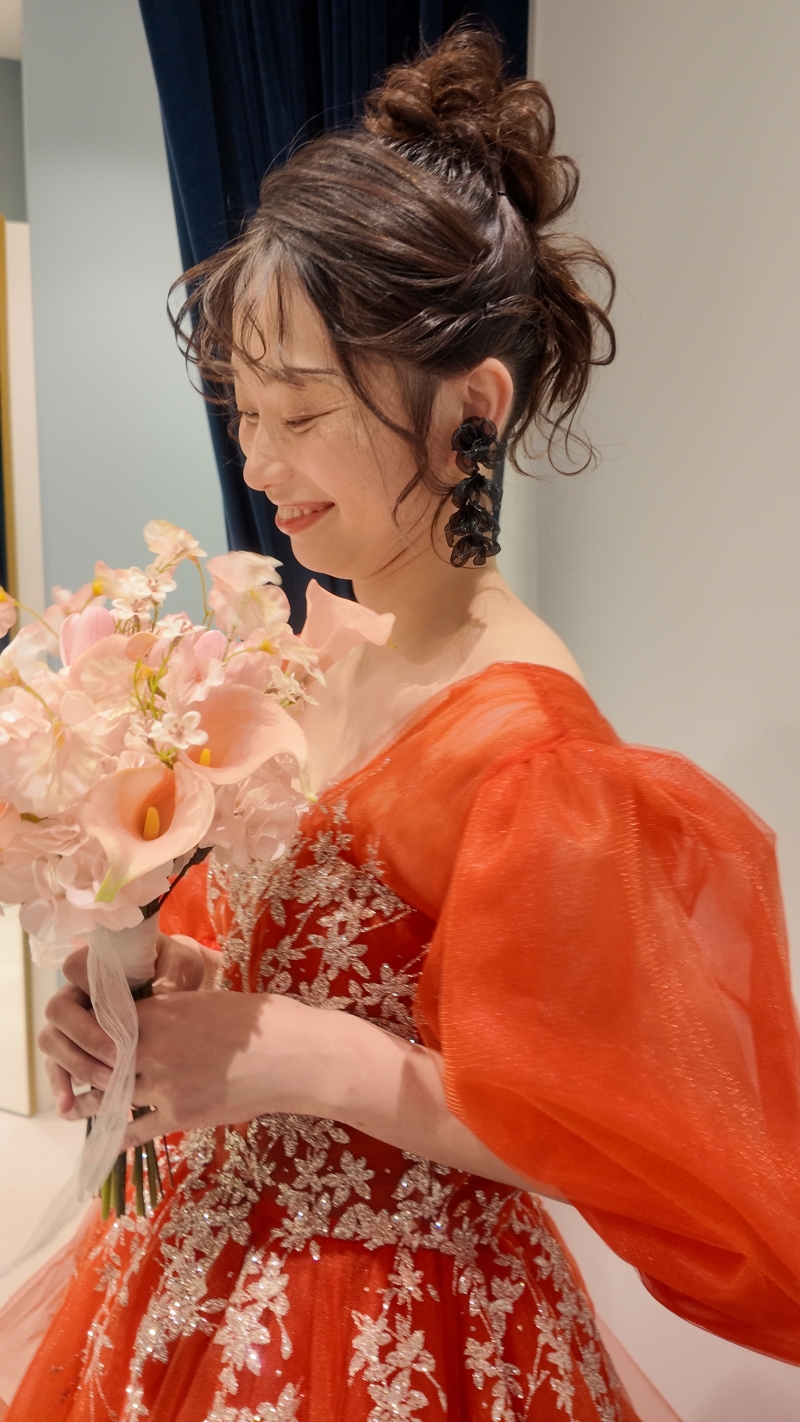 お気に入りのオレンジドレスを纏った、花嫁さまの可愛すぎる表情に大注目♪
