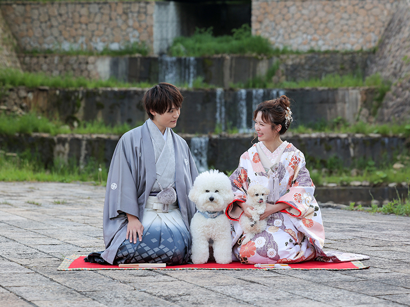 ペットも一緒に家族写真を