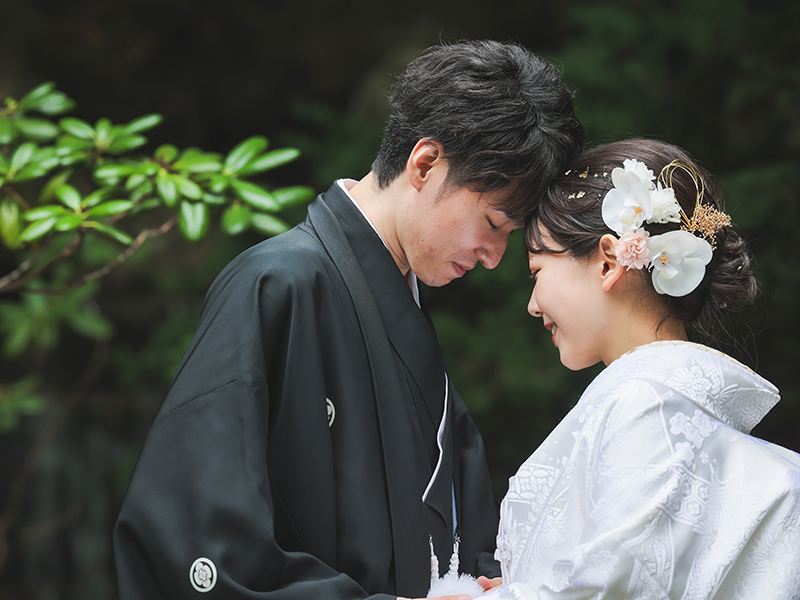 光に映える、繊細な織りと刺繍