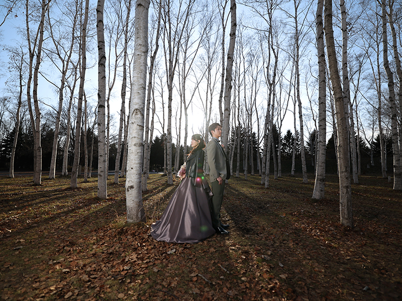 夕暮れの光と森の静けさが重なって、おふたりがまるで映画のワンシーンのように浮かび上がった瞬間です。