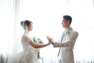 手を取り合った瞬間の自然な笑顔が美しくて、おふたりの空気感ごと残したくなったカットです。