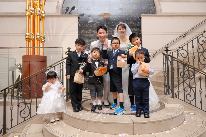 大階段いっぱいに広がるご家族の笑顔が、この場所ならではの祝福感をそのまま写してくれた一枚です。