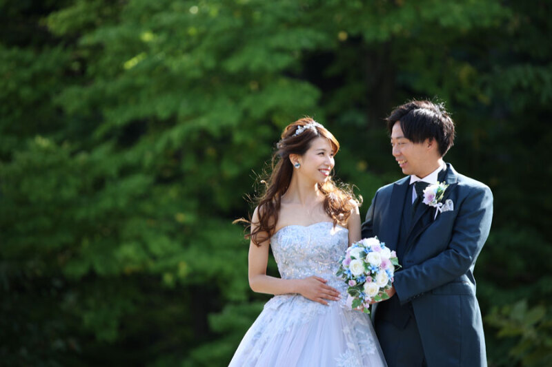 お二人が見つめ合った時の自然な表情を新緑の緑を背景に撮りました。