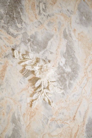 ホワイトフラワーヘッドコーム