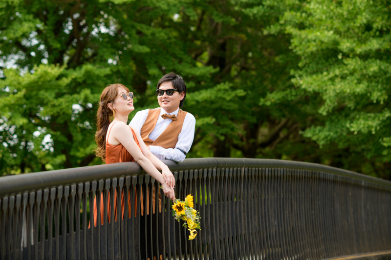 ひまわりのブーケを手に