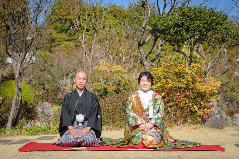 毛氈に整う端正な佇まい