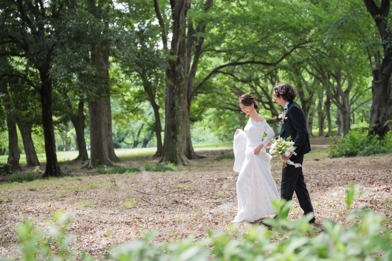 緑の中に溶け込む、ふたりだけの特別な時間