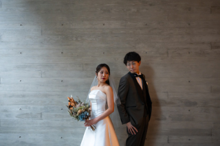  洋装×ロケーション、館内ロケーション