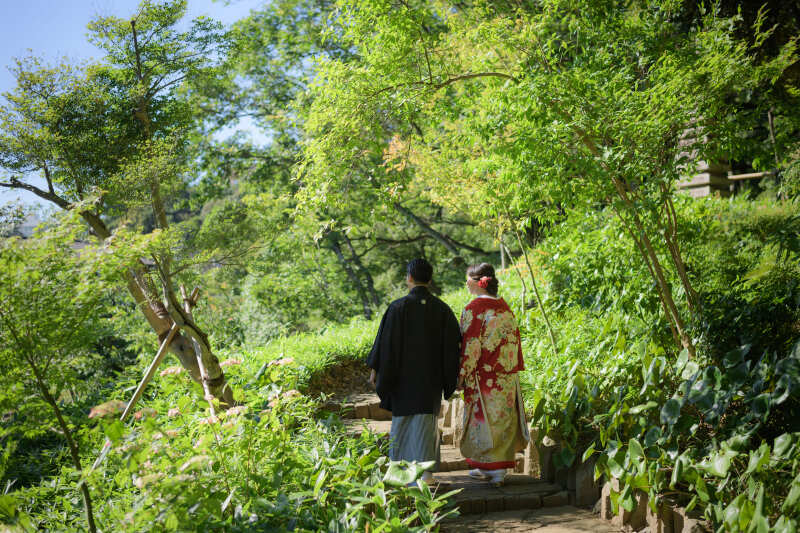 和の風景に溶け込む、赤の美しさ