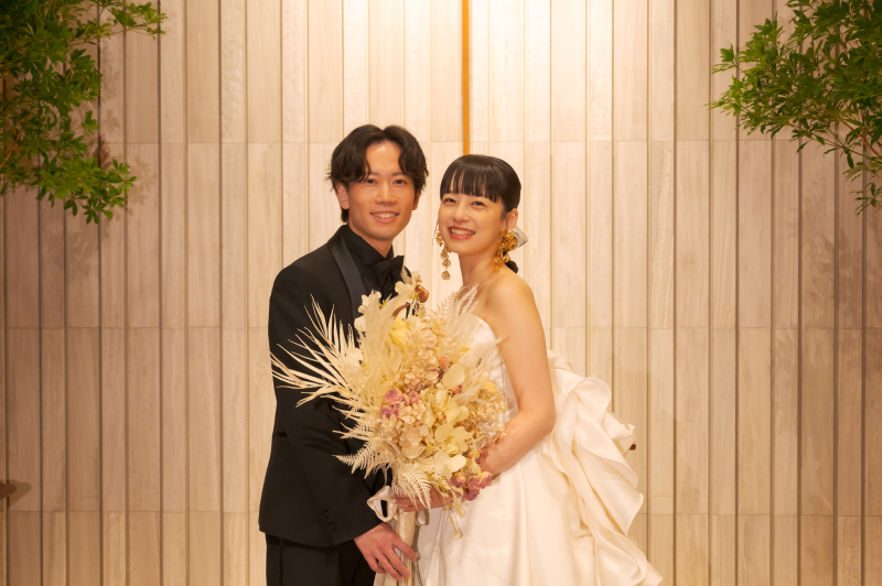 チャペルを背景に