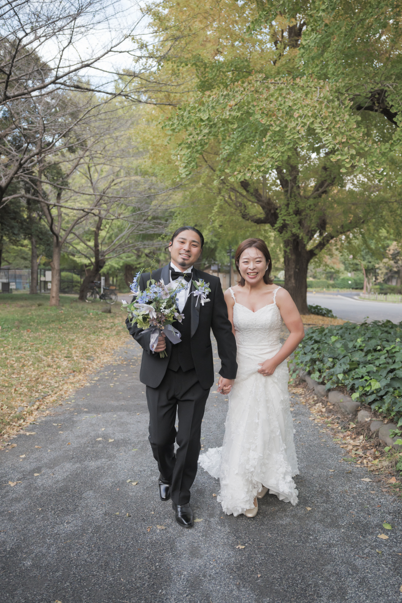 並木道で歩幅を揃えて