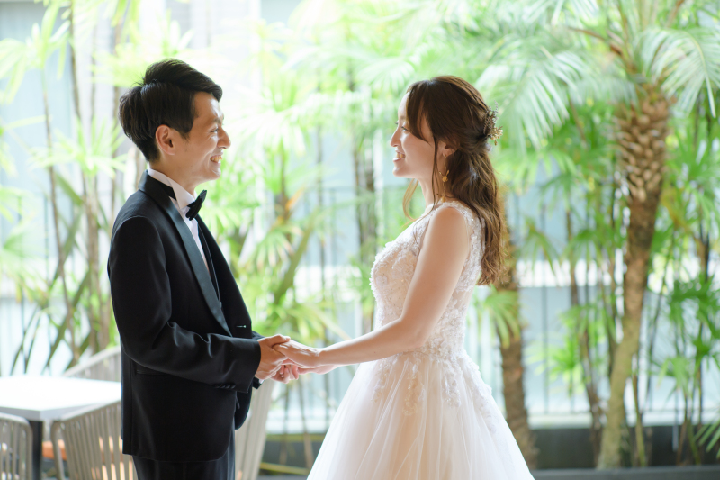 手を取り合って