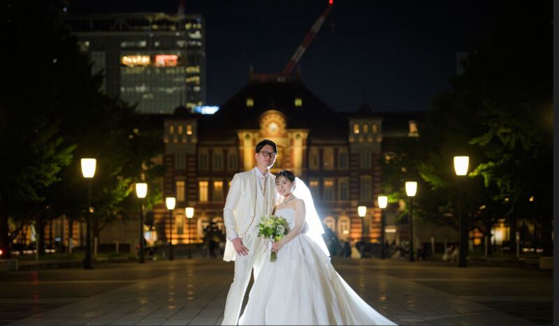 東京駅をバックに