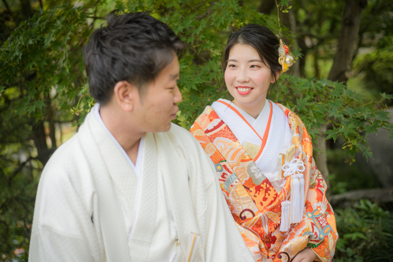 緑に映える鮮やかな赤