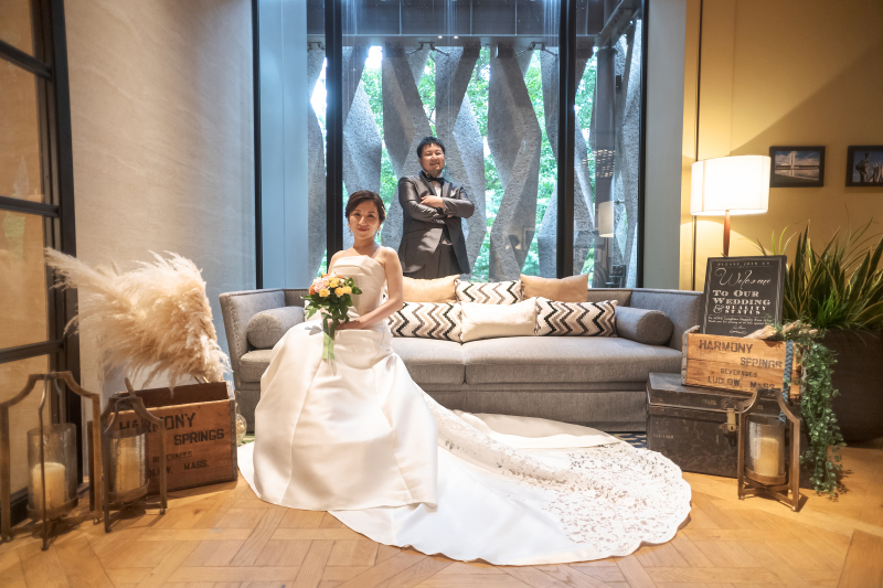 陽光差し込むホワイエにて