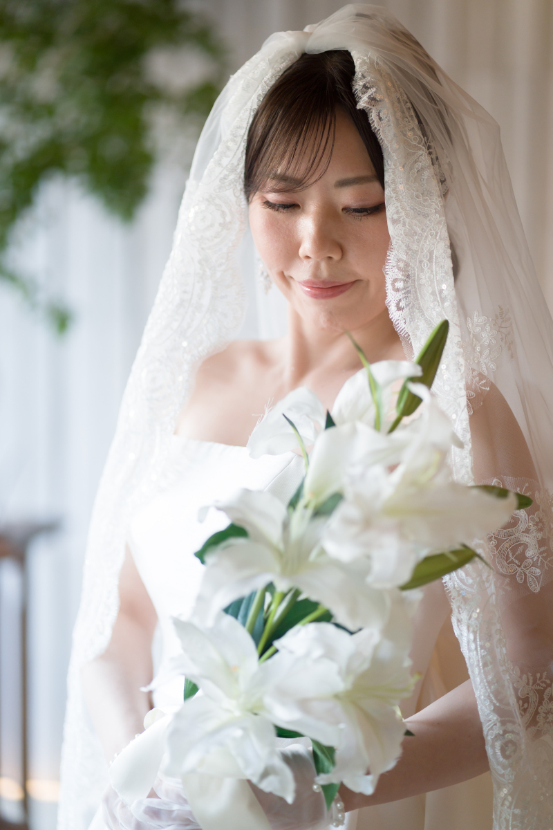 手元のブーケと新婦の際立つ美しさ