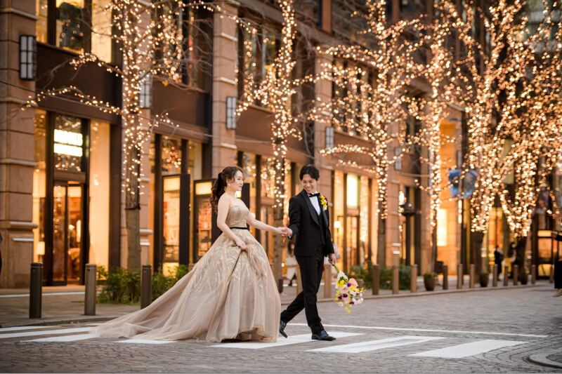 イルミネーションの街並みの中