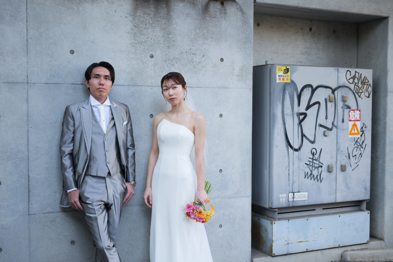 無機質な背景で。