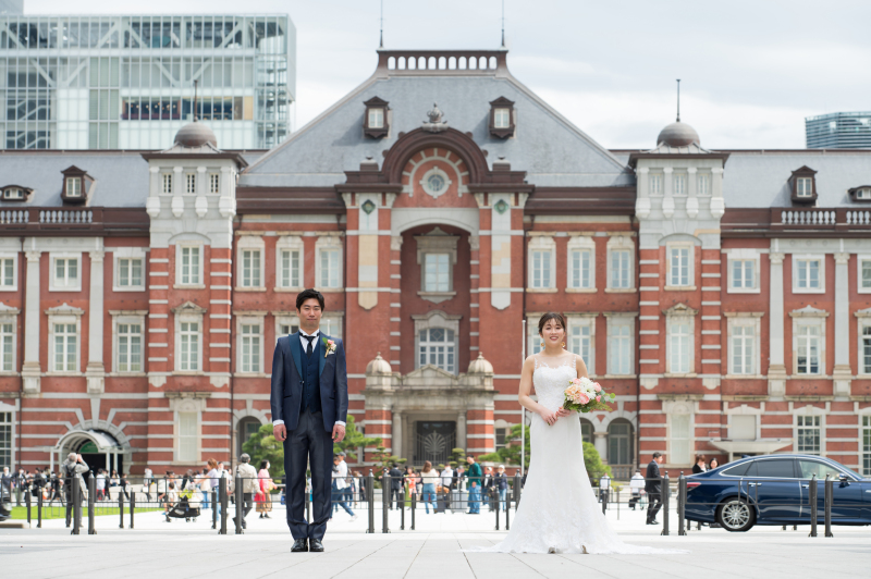 東京駅を背景に