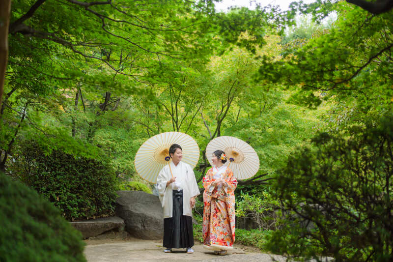 緑を背景に寄り添うふたり
