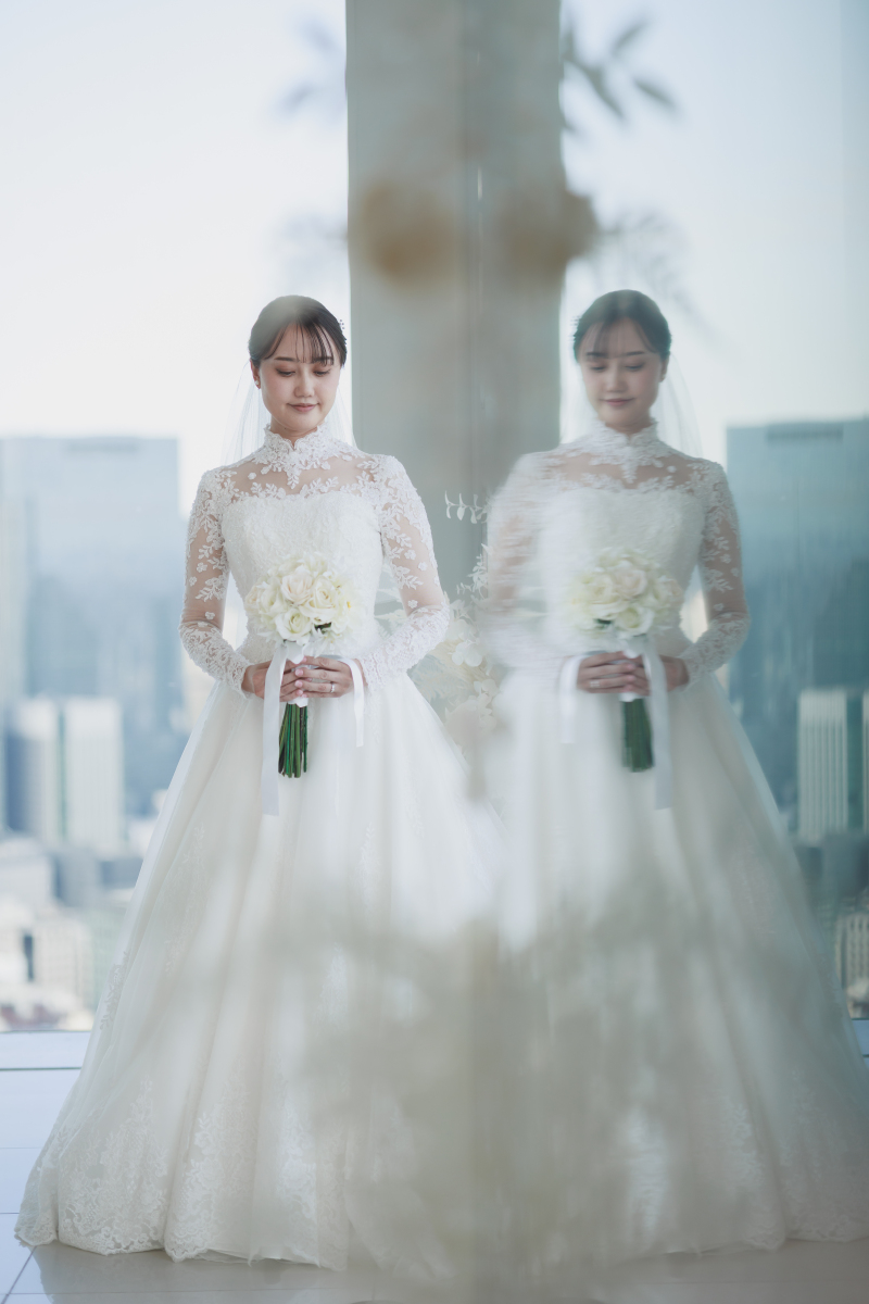 光に映える新婦の佇まい