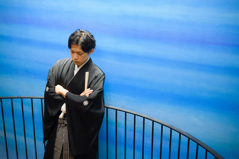 空間と調和する衣装