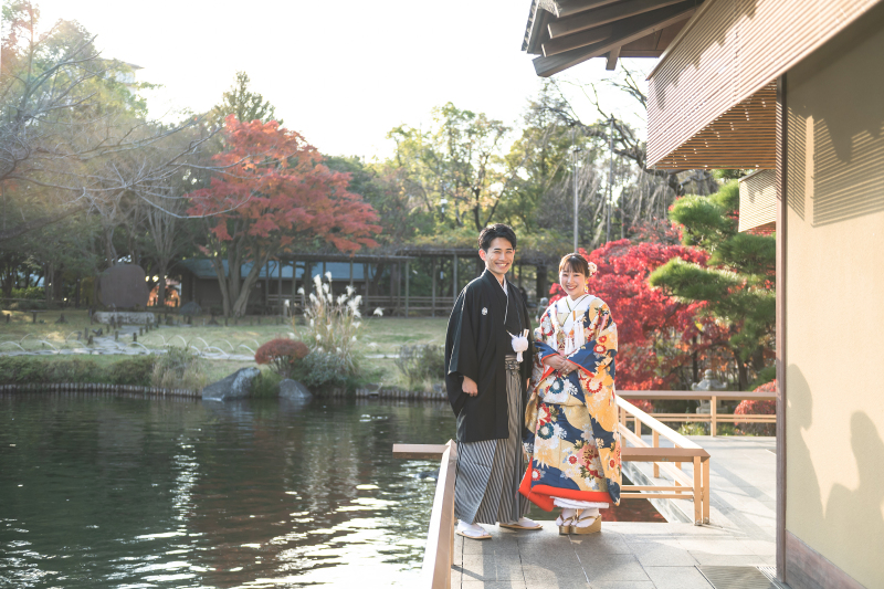 庭園の木漏れ日に染まる優雅な和姿