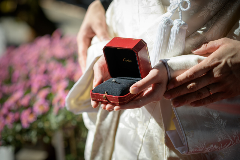 手を取り合う所作