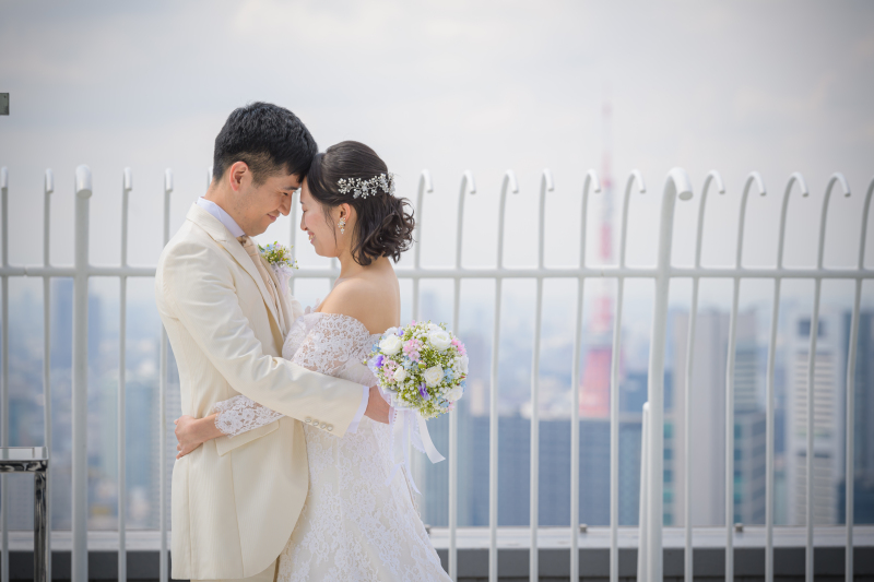 東京タワーを背景に