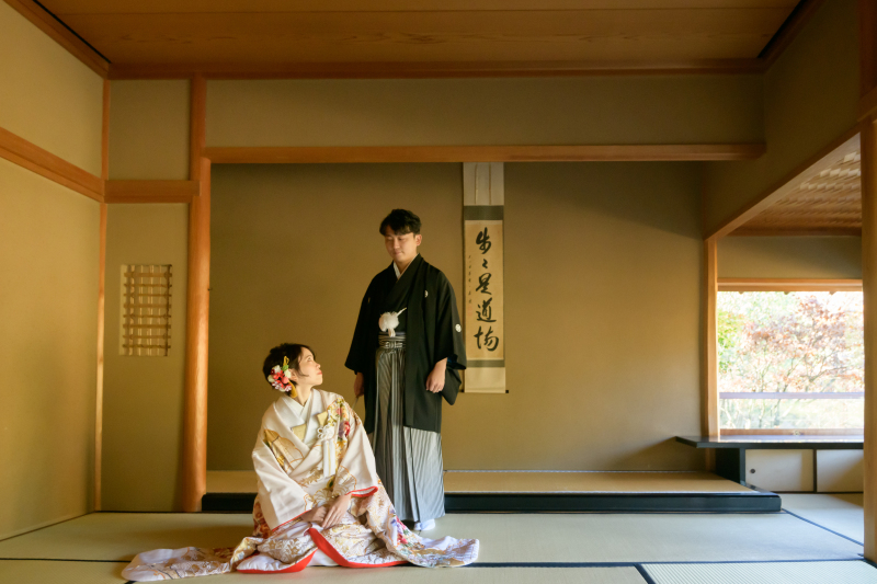 庭園の和室で。