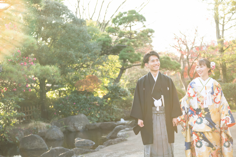 深緑の小径を歩む品格ある後ろ姿