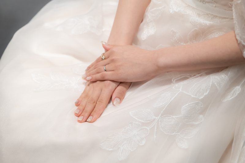 新婦の手元で永遠に輝く結婚指輪