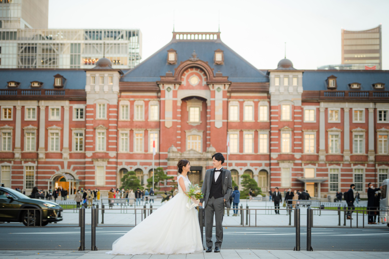 東京駅を背景に