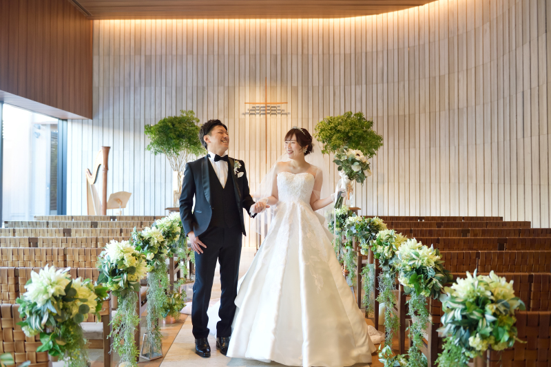 モダンなチャペルで。