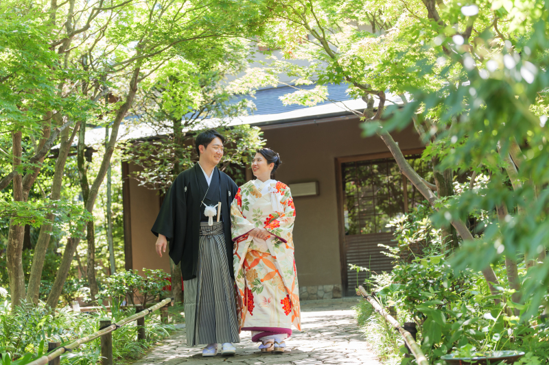 緑と光に包まれた笑顔