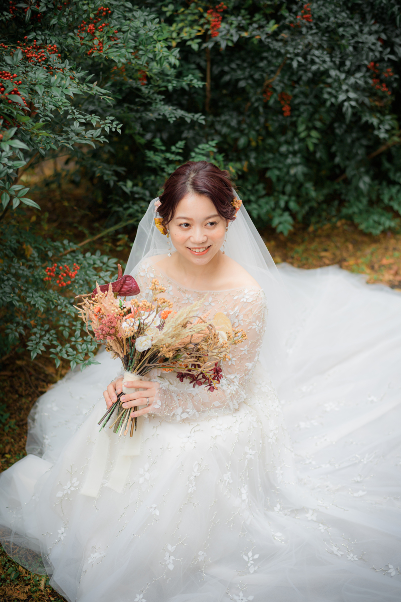 ブーケを胸に微笑んで