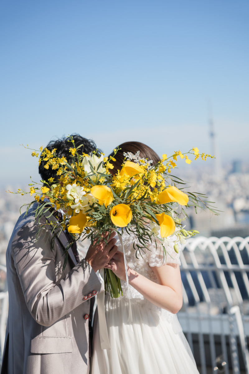 花束の向こうに隠した幸福の微笑み