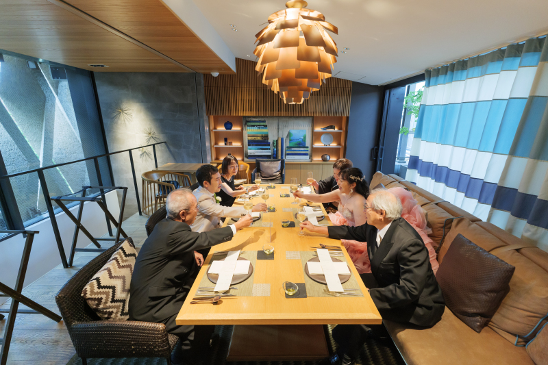 洋装×館内ロケーション、会食